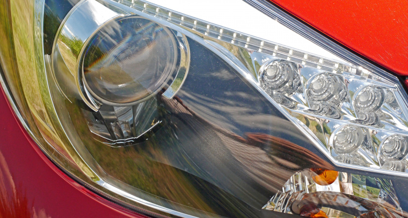 Пора уже поставить точку в вопросе: можно ли ездить днём с включенными габаритами вместо ближнего света фар и дневных ходовых огней?