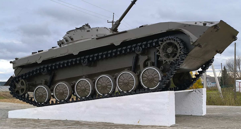 В Вологодской области на постамент подняли боевую машину пехоты в память о воинах