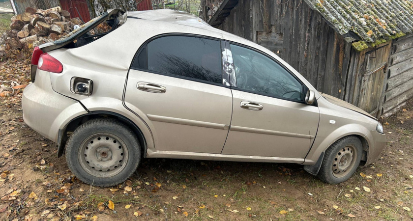 В Вологодской области водителя врезавшейся в дерево иномарки доставили в больницу