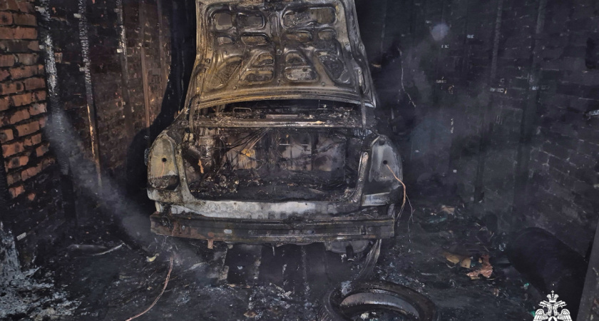 В Вологде подросток лишился автомобиля из-за пожара в арендованном гараже