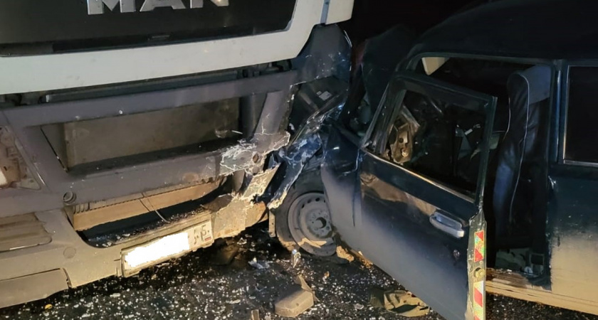 Водитель без прав в Вологодской области госпитализирован после лобового столкновения с фурой