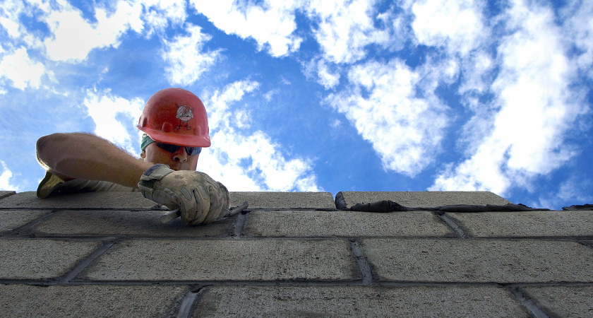 Зачем в домах на продажу хитрые строители отсыпают весь участок скалой: новый хозяин узнает об этом лишь через 3 года