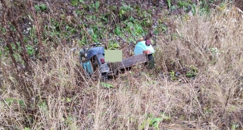 Пожилой мотоциклист разбился на трассе в Вологодской области