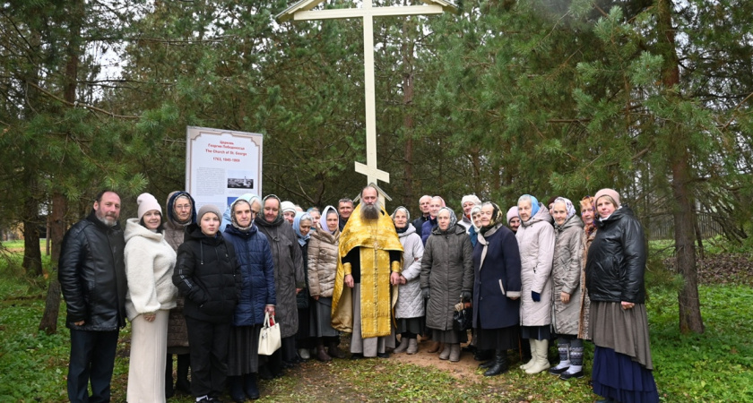 В Вологодской области освятили крест в память о утраченном храме рядом с памятником Ленину 