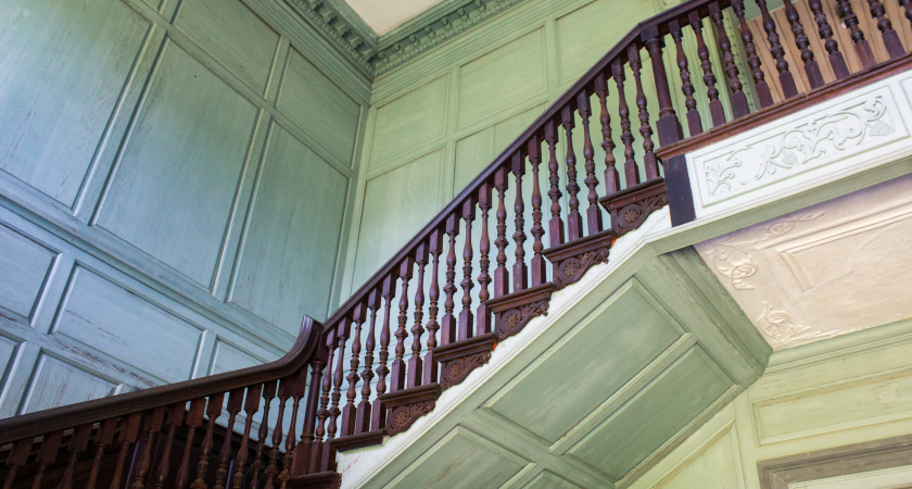 Турки-строители добавляют в лак и краску горсть песка - и вот зачем: гениальный и продуманный способ для ступеней