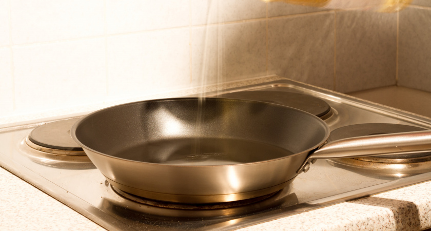 Куда выливаю остатки масла со сковороды: вы обязаны это знать