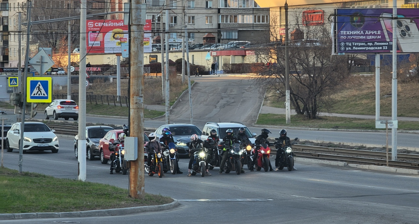 Верховный суд поставил точку: можно ли завершить обгон через сплошную линию справа?