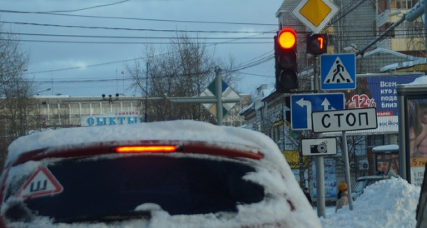 Верховный суд вынес окончательное решение: разрешается ли повернуть направо, если стрелка не светится, но горит основная секция?