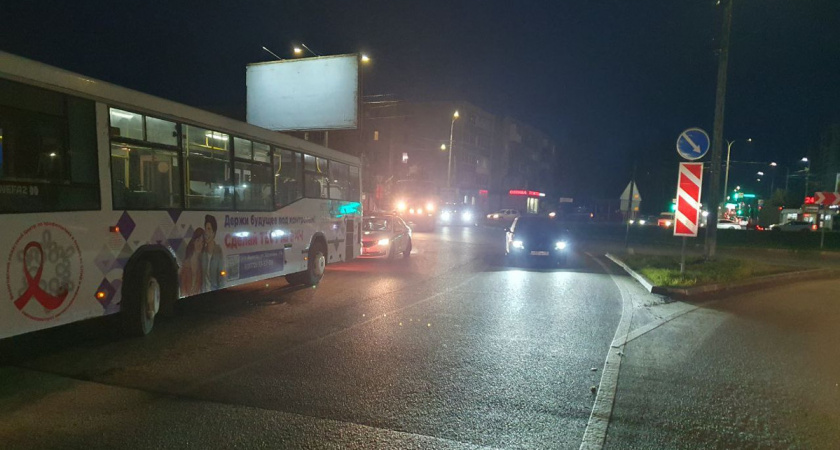 В Вологде пенсионерка травмировалась в автобусе после резкого торможения