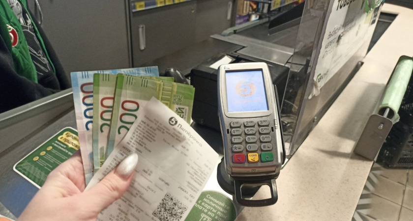 Больше ни за что не расплачусь картой на кассе "Магнита" и "Пятерочки": кассиры тайно считывают эти данные