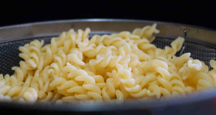 Зачем я капаю уксус в воду при варке макарон? 3 хитрых лайфхака для современных хозяек