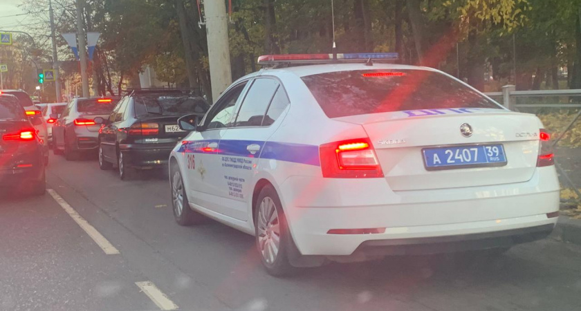 Верховный суд поставил точку: какой поворотник нужно включать при въезде на кольцо — правый или левый?