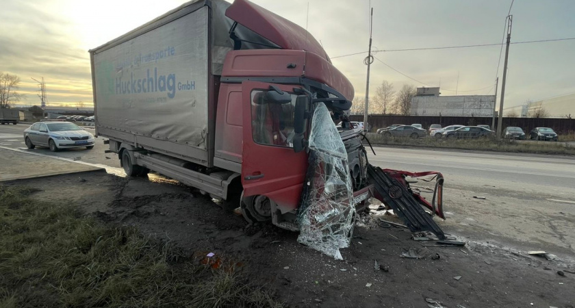 В Вологодской области мусоровоз, уходя от столкновения, протаранил фургон 