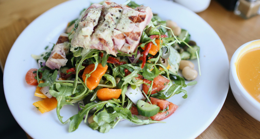 Салат «Елочная игрушка» станет главным украшением новогоднего стола — даст фору «Оливье»