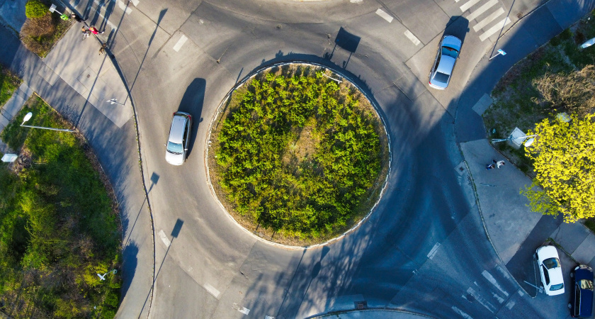 Верховный суд разъяснил: какой поворотник нужно включать при въезде на кольцо — правый или левый?