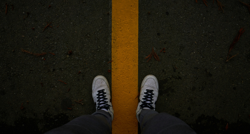 Можно ли пересекать желтую линию разметки на обочине справа: изучил вопрос - рассказываю