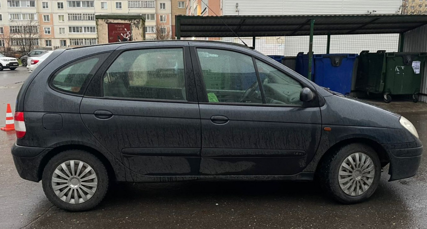 В Вологодской области разговаривавший по мобильному телефону 7-летний ребенок врезался в иномарку
