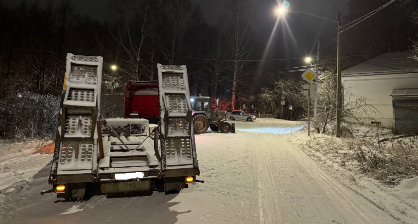 В Вологодской области трактор сбил пешехода и врезался в грузовик