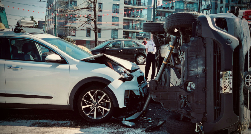 Впереди ДТП, а слева двойная сплошная: как совершить объезд, не нарушив правила и не потеряв права