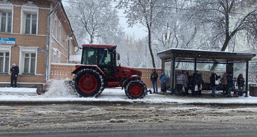 На расчистку дорог Вологодской области вышло более 200 единиц спецтехники