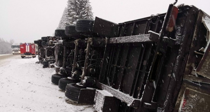 Груженый "МАЗ" потерял управление и лег на бок на трассе в Вологодской области