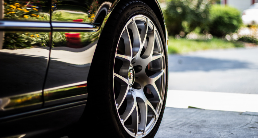 Верховный суд разъяснил: наезд одним колесом на сплошную – лишение прав или нет?