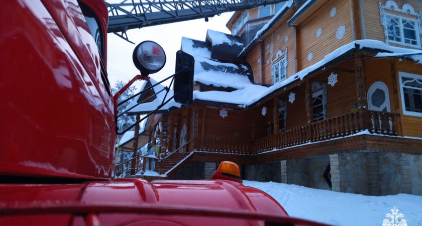 Пожарные провели инструктаж по безопасности на вотчине Деда Мороза в Вологодской области