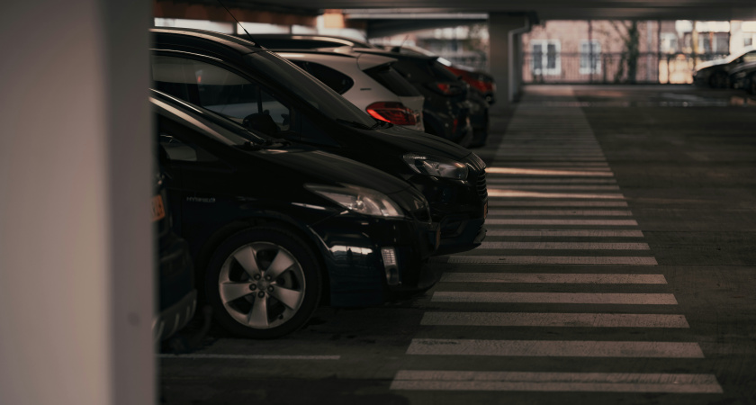 Сижу в машине на парковке, двигатель заглушен. Подходит инспектор ДПС и просит предъявить документы. Законно ли это и что делать?