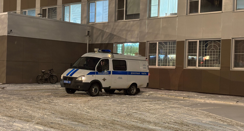 В Вологде подростки бьют ледяными снарядами стекла машин