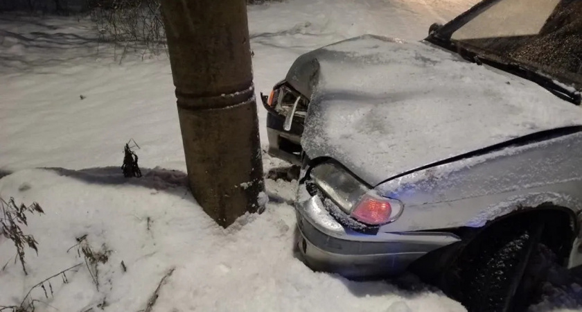 В Вологодской области водитель "Лады" потеряла управление и столкнулась с опорой ЛЭП