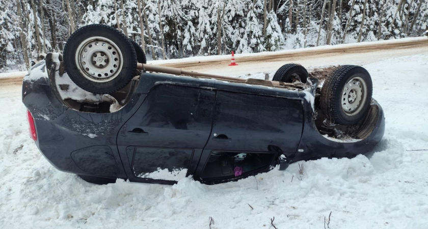 Иномарка перевернулась на обледеневшей трассе в Вологодской области 