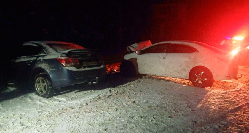 На трассе под Вологдой иномарки столкнулись лоб в лоб