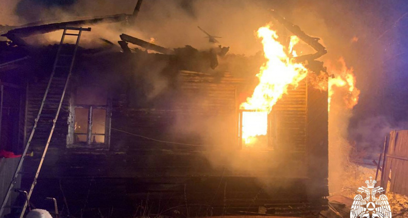 Трое вологжан успели самостоятельно покинуть горящий дом до приезда спасателей