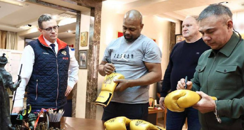 Легенды бокса Цзю и Джонс оставили автографы на перчатках вологодскому спортсмену во время встречи с Георгием Филимоновым 
