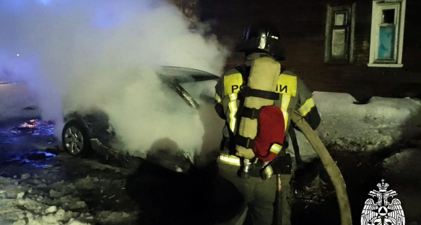 В Вологодской области спасатели ликвидировали пожар в автомобиле