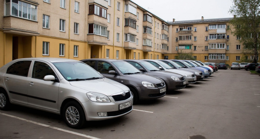 Я остановился на парковке, заглушил двигатель. Подходит инспектор ДПС и требует документы. Законно ли это и что делать?