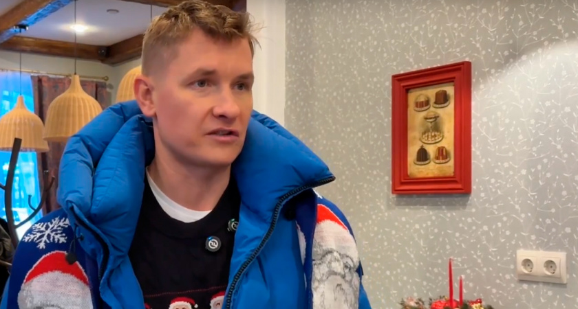 Телеведущий Александр Белькович пообещал съесть снег в гостях у Деда Мороза в Вологодской области 