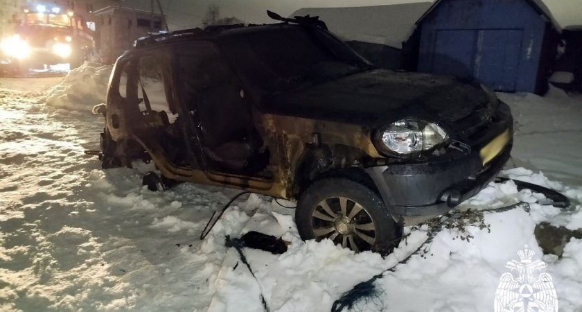 Из-за неисправного дымохода в Вологодской области огонь уничтожил гараж и автомобиль