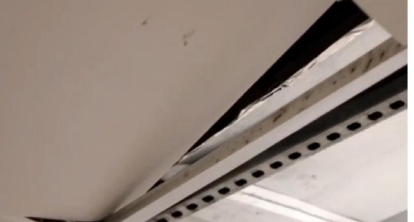 Во время учебной эвакуации в школе в Вологодской области обрушился потолок