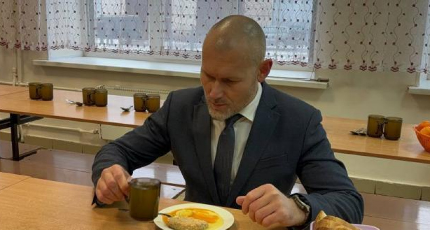 Экс-мэр Вологды отведал котлету и пюре в школьной столовой