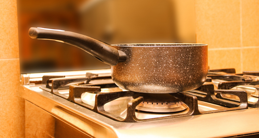 Туалетную бумагу — в кастрюлю, землю — под раковину: это блюдо оценят ваши соседи