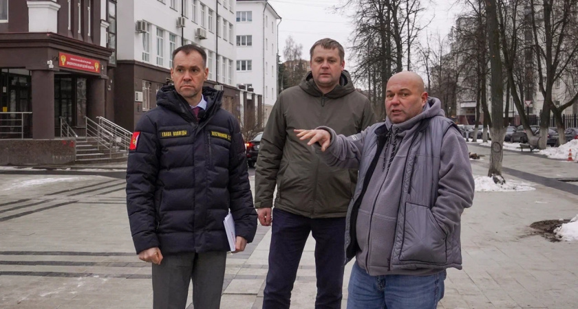 Глава Вологды лично проверил качество тротуарной плитки в центре города