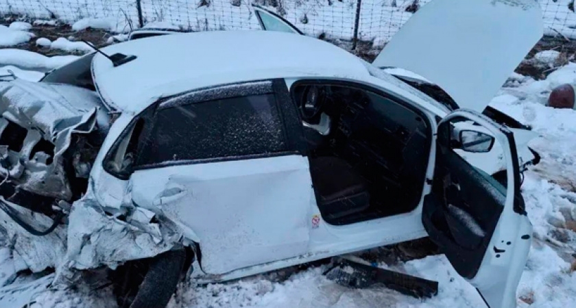 В Вологодской области легковушка протаранила отбойник и столкнулась с грузовиком