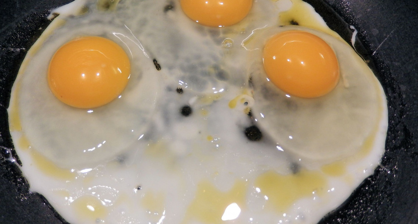 Не растительное масло и не сало: вот на чем жарят яичницу опытные хозяйки - теперь делаю так постоянно