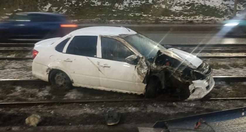 В Вологодской области в результате аварии на трамвайные пути выбросило легковушку