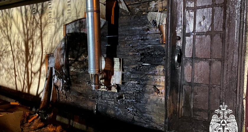 В Вологодской области пожарные эвакуировали женщину из горящей пристройки