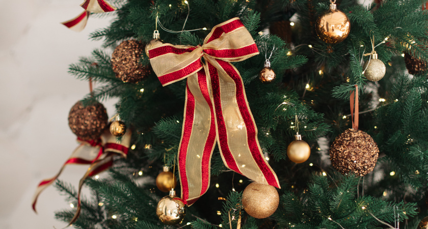 Шары и мишура уже прошлое: 3 самых актуальных способа украсить новогоднюю ёлку в этом сезоне