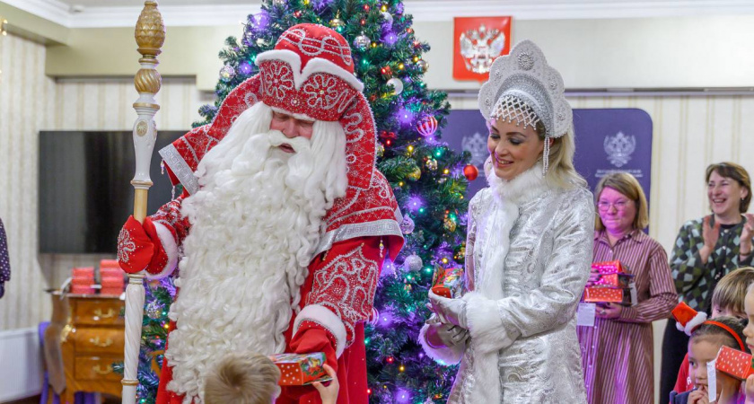 Дед Мороз из Вологодской области зажёг ёлку в Париже