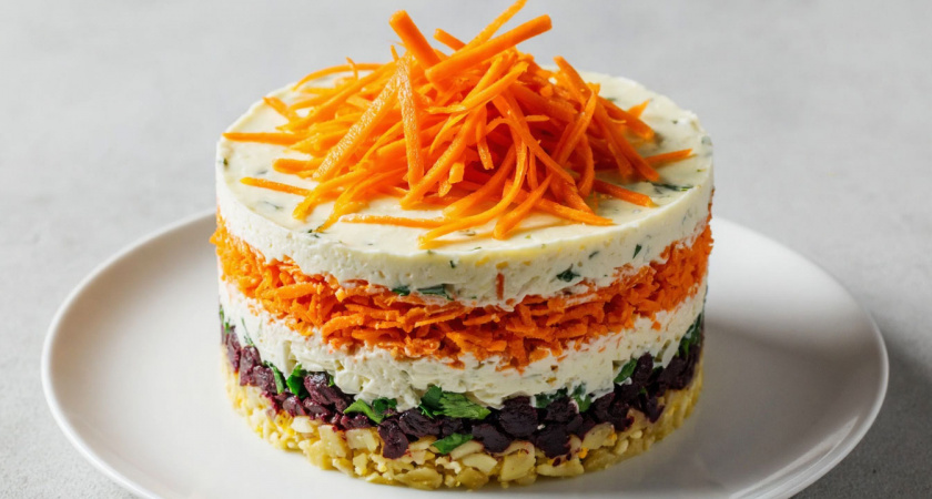 Порадуйте хозяйку года рыжим чудом: рецепт салата «Огненная Лошадь» — 2026-й пройдет под знаком удачи