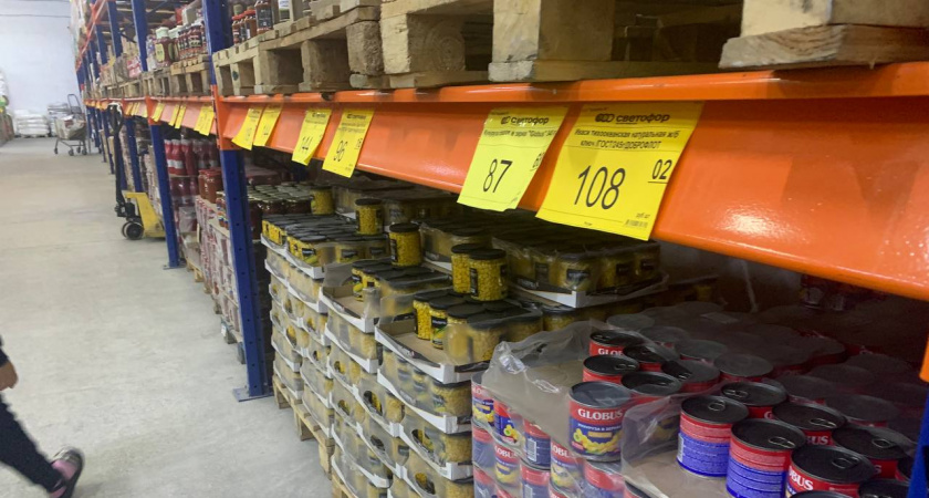 Купил в «Светофоре» горошек за 29 рублей и сравнил с банкой вдвое дороже из «Магнита»: вот что я рассмотрел внутри